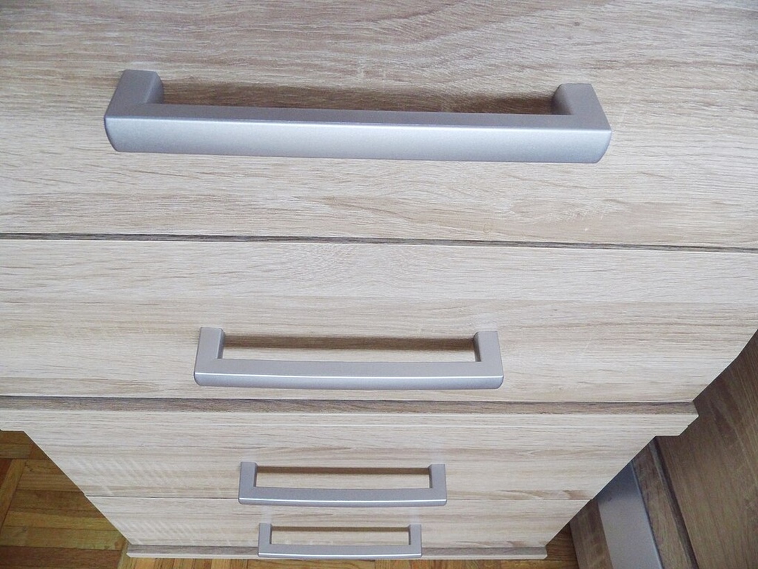 Différents styles de poignées de meubles modernes en métal brossé.